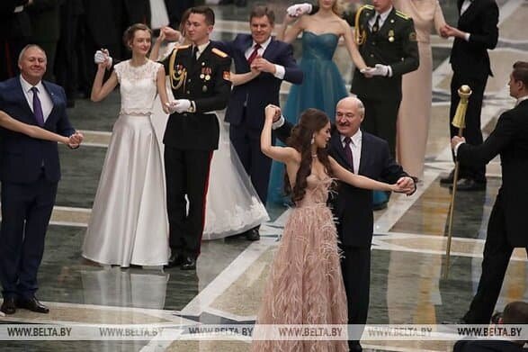 Лукашенко станцевал на балу с «Мисс Беларусь-2018» 