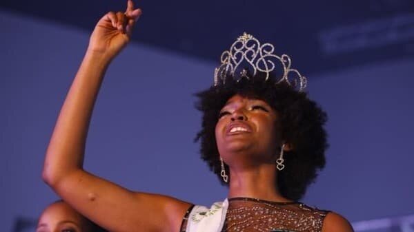 Победительница конкурса Мисс Африка загорелась прямо во время награждения (ВИДЕО) 