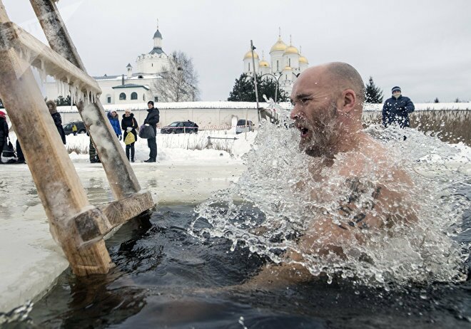 Крещение 2019: когда купаться в проруби — с 18 на 19 января, история, традиции праздника, крещенская вода