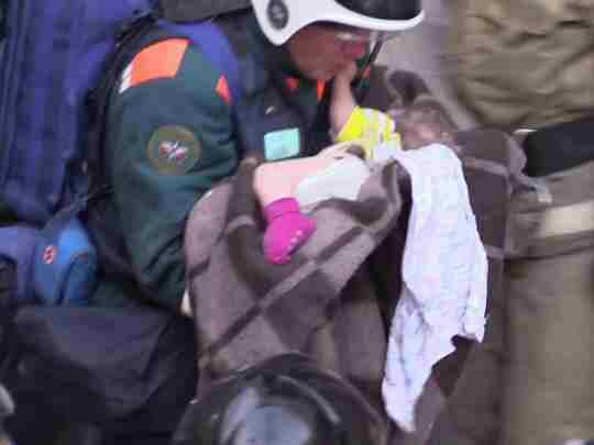 Родители спасённого младенца рассказали о происходившем после обрушения дома в Магнитогорске 