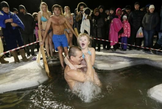 Крещение в 2019 году: когда купаться в проруби — с 18 на 19 января? История, традиции праздника, крещенская вода