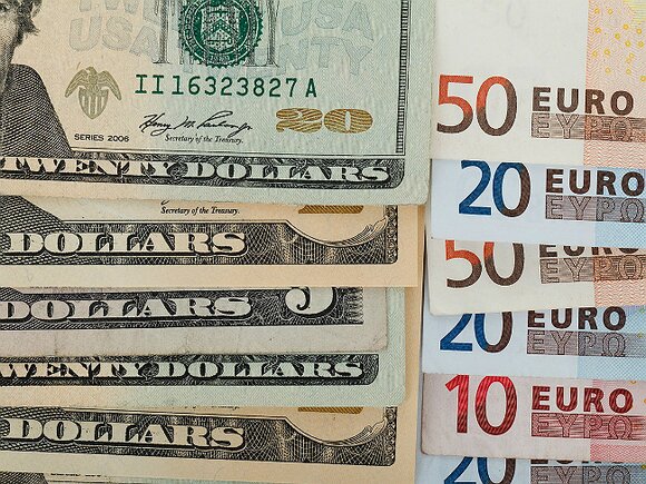 Курс рубля в начале торговой сессии просел к доллару и потеснил Евро