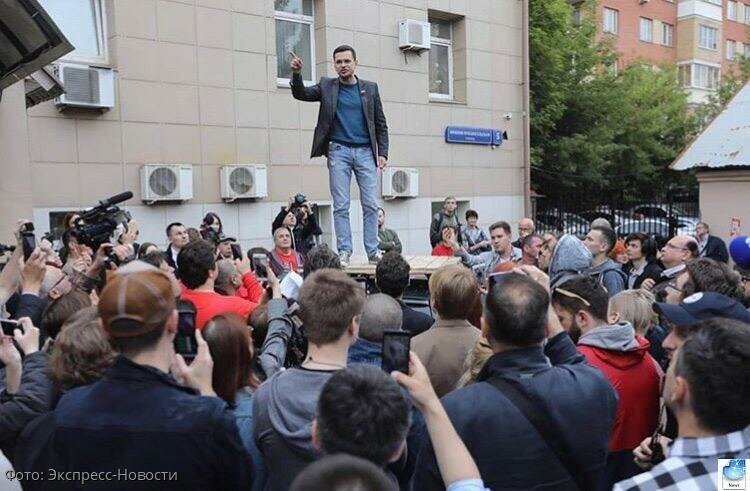 Илья Яшин провел депутатский прием с крыши машины