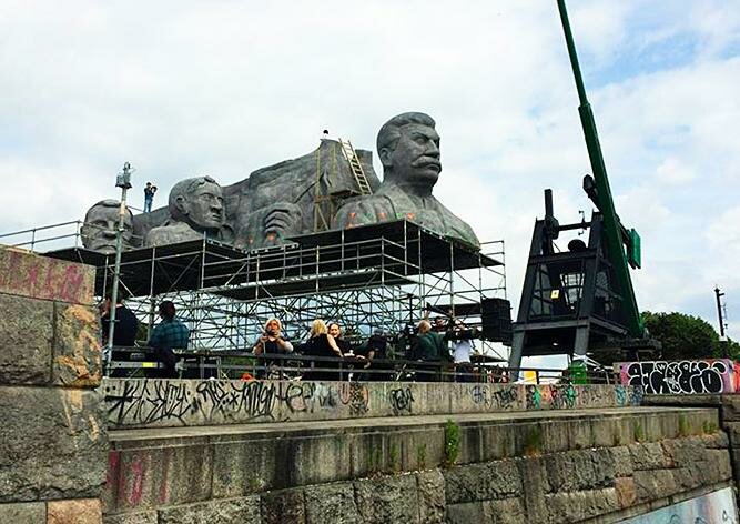 КПРФ хотела купить статую Сталина у Чехии