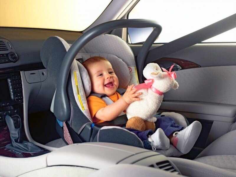 Можно ли возить ребенка на переднем сиденье в автокресле, и как это правильно делать